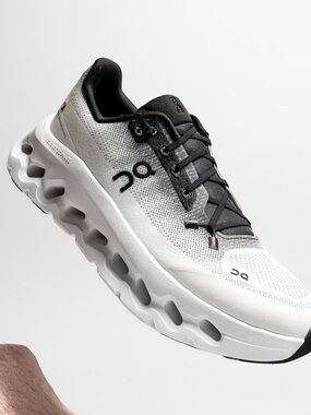 On Running Cloudtilt White/Black Sneakers women’s size 10